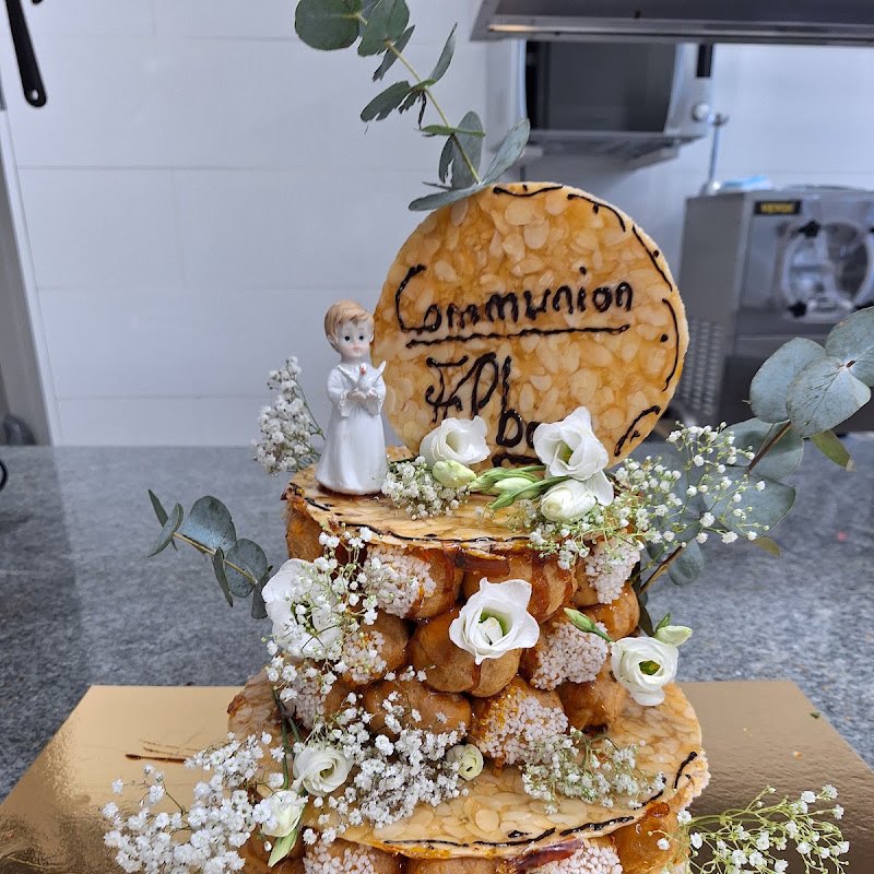 Une pièce montée de communion, choux, nougatine et fleurs