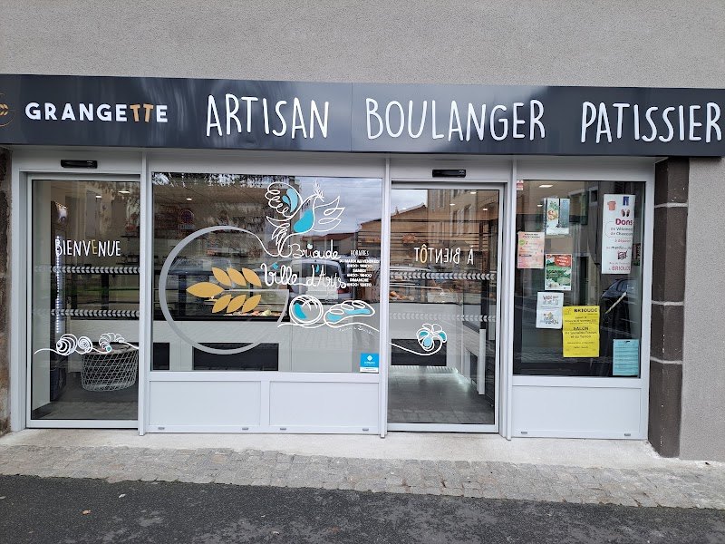 La devanture de la boulangerie pâtisserie Grangette, enseigne Artisan Boulanger Pâtissier, rue Séguret à Brioude