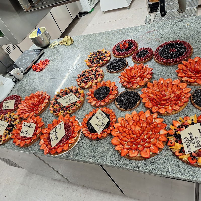 Les tartes aux fruits du jour alignées sur le plan de travail du laboratoire